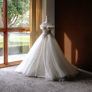 Stunning Wedding Dress + Bonus Accessories!